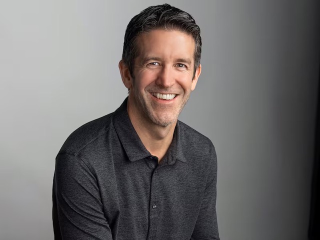 Quién es, dónde vive y cuál es la fortuna de John Ternus, el nuevo CEO de Apple