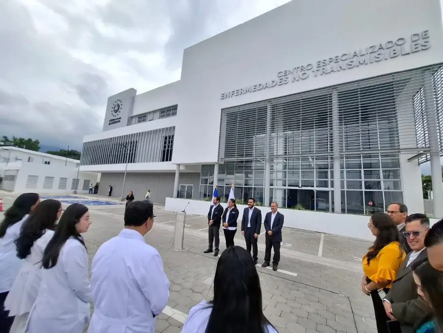 El Salvador inaugura centro especializado para enfermedades crónicas