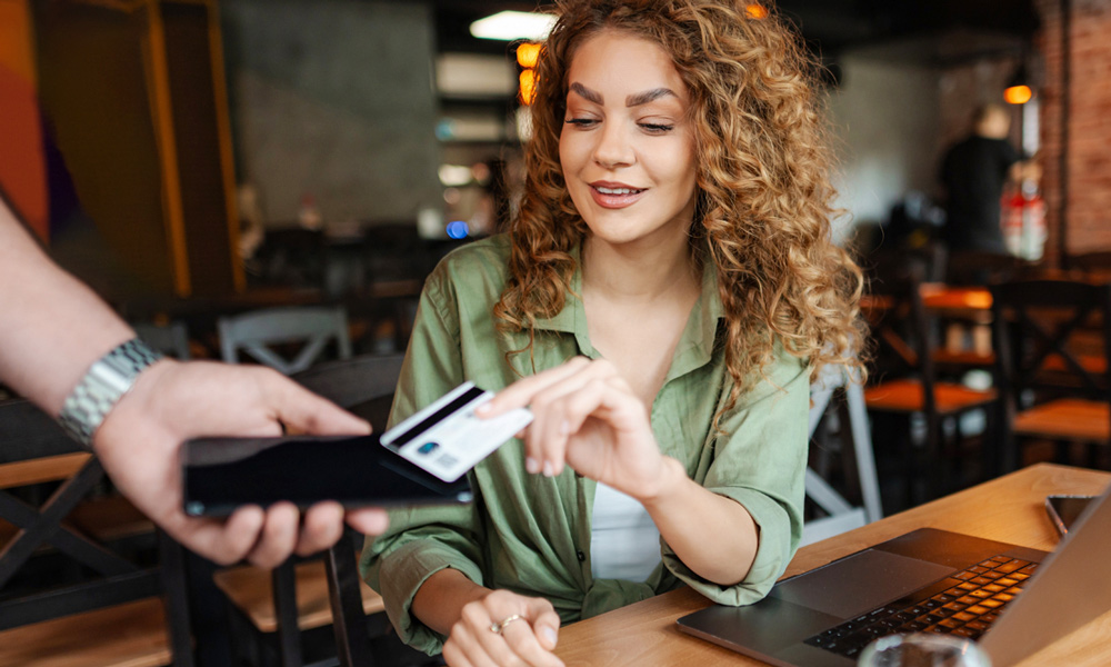 ¿Cómo combinar el ahorro y la tarjeta de crédito para alcanzar sus metas financieras?