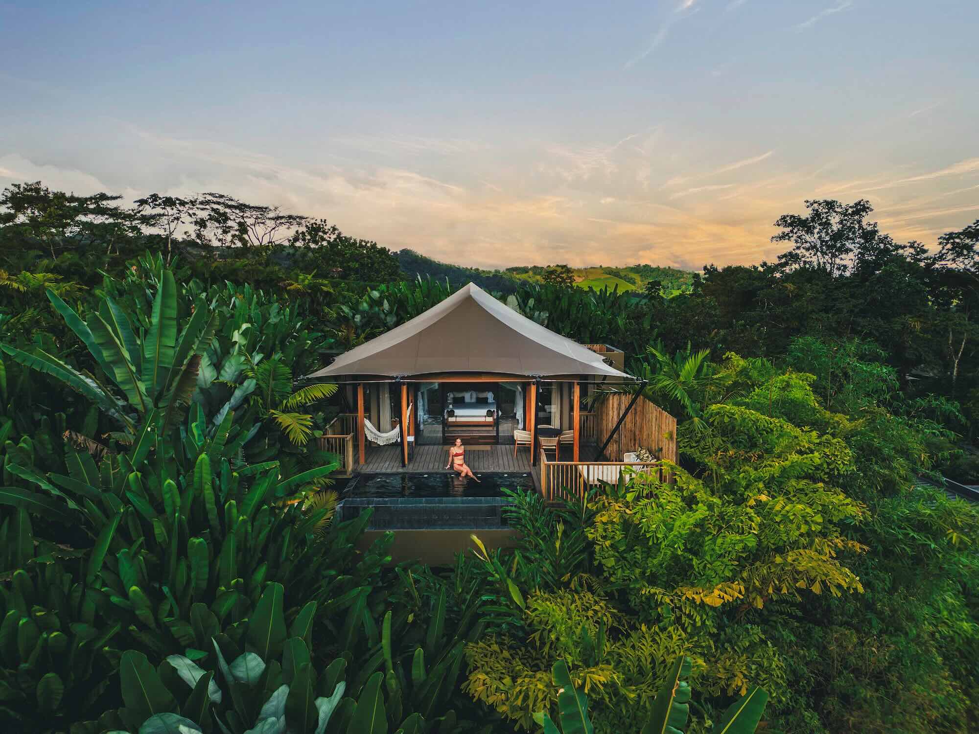 Nayara: dormir en el bosque y cenar alrededor del mundo