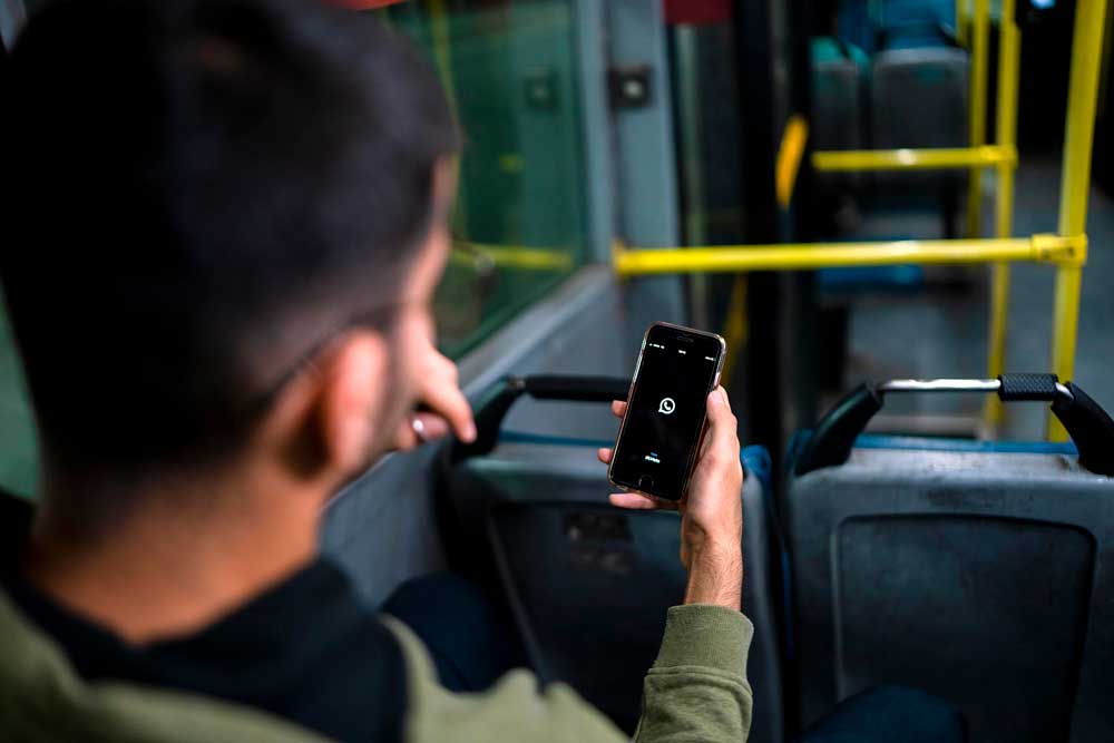 Cómo aprovechar los mensajes destacados y la búsqueda por fecha en WhatsApp